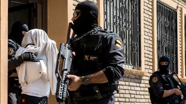 La Guardia Civil traslada al detenido del Cami del Mig de Mataró, tras la operación en Mataró contra una célula yihadista / EFE