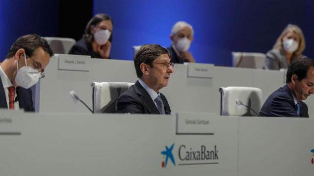 El presidente de Caixabank, José Ignacio Goirigolzarri (centro), en la primera junta de accionistas de la nueva entidad / EP