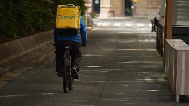 Uno de los 'riders' de Glovo en imagen de archivo / EP