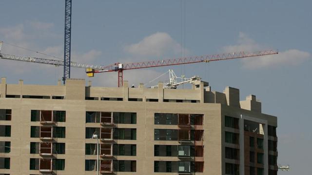 Un edificio de viviendas en construcción / EP