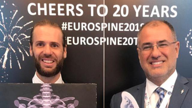 El presidente de la Asociación Española de Quiroprácticos (AEQ), Carlos Gevers (i) junto al presidente del Sindicato de Quiroprácticos Europeos / TWITTER