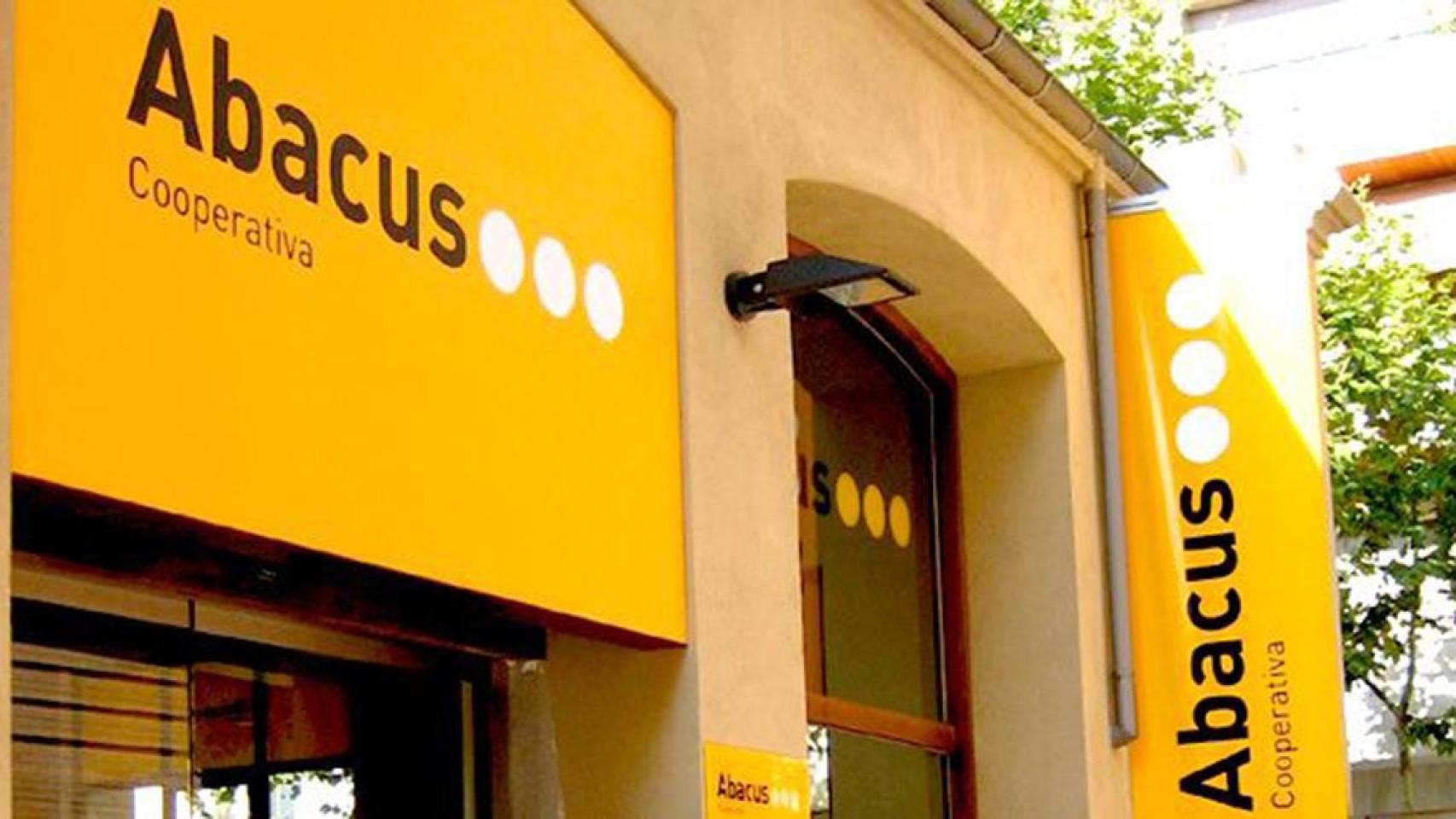 El exterior de una tienda de Abacus Cooperativa / CG