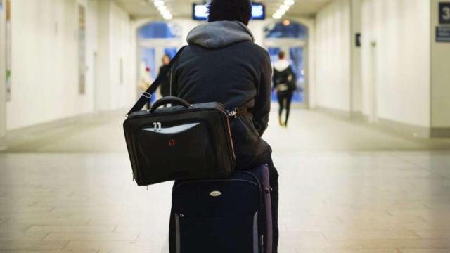 Un joven con sus maletas de viaje