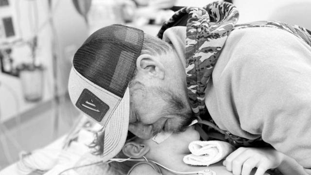 Andrew Hardman con su hijo Drayke / INSTAGRAM