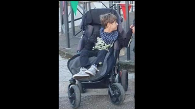 El pequeño Lucas sobre la silla que ha sido robada / FACEBOOK