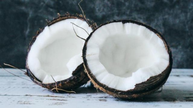 El coco es una de las frutas con más calorías / Tijana Drndarski en UNSPLASH