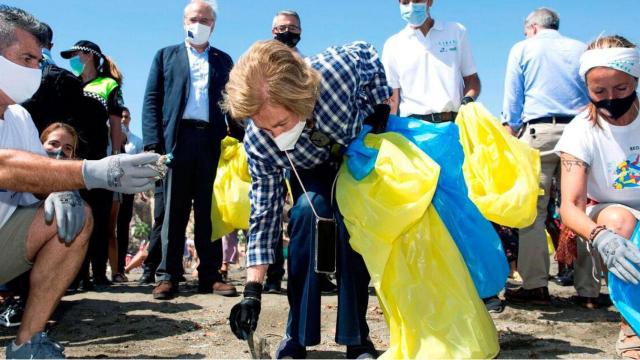 La Reina Sofía limpia las playas de Málaga / EFE