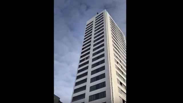 Una foto instantes antes de lanzarse al vacío en paracaídas