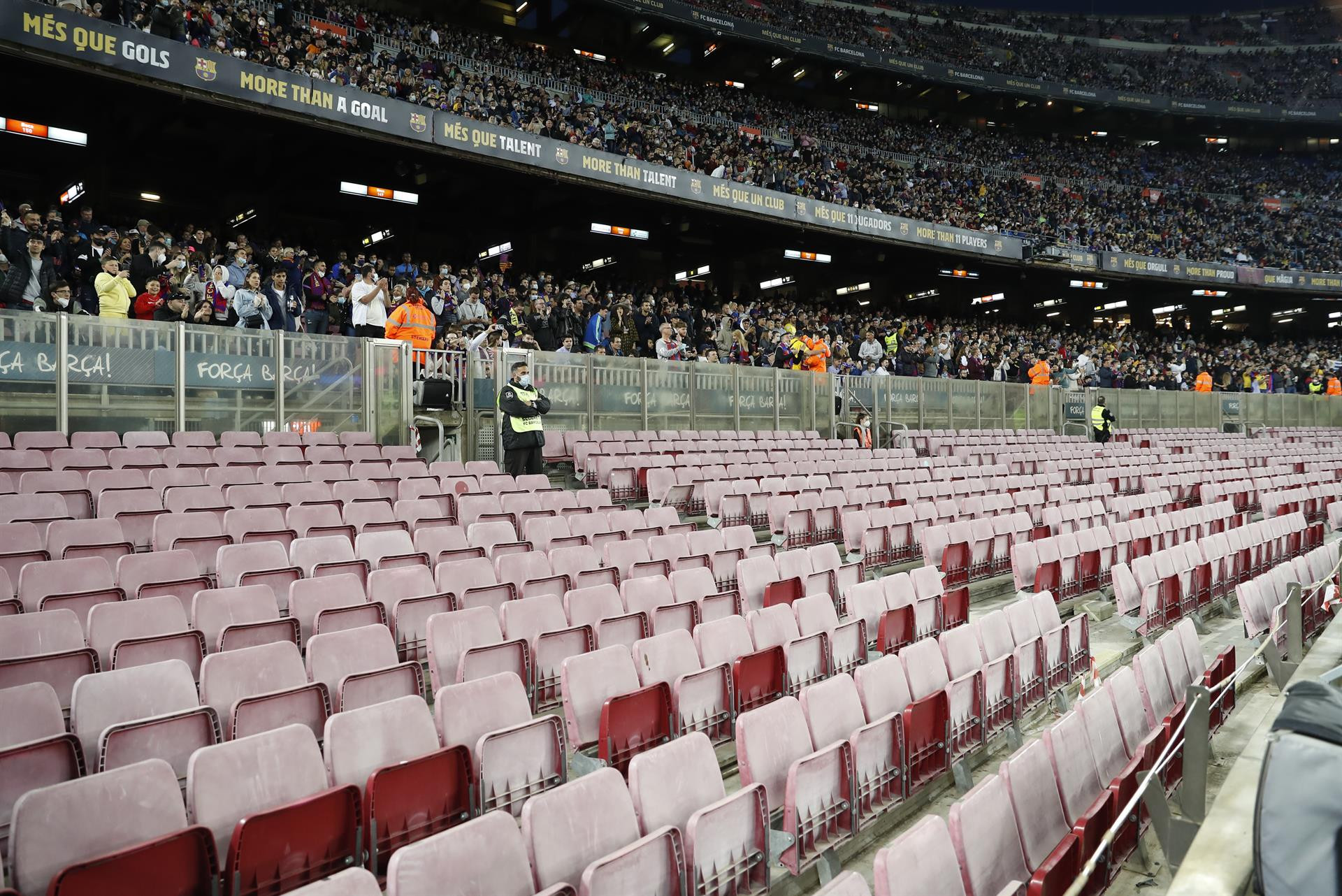 Asientos vacíos en el gol norte del Camp Nou en la zona de la grada de animación en el Barça-Cádiz / EFE