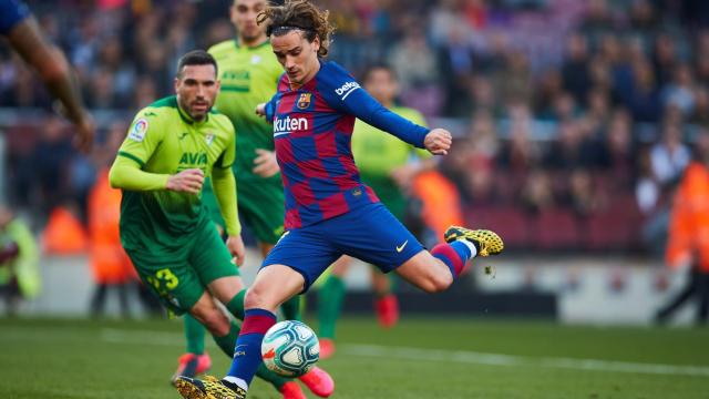 Griezmann en una acción anten el Eibar / EFE