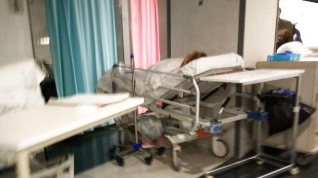 Una paciente espera cama en un pasillo en el Parc de Salut Mar de Barcelona / CG