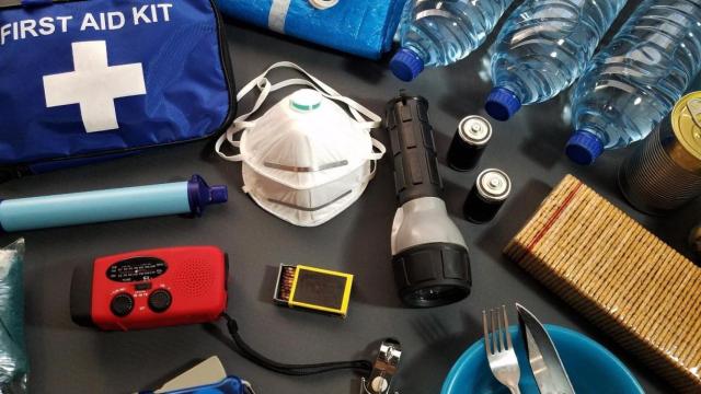 Accesorios que se encuentran en un kit de supervivencia / PEXELS