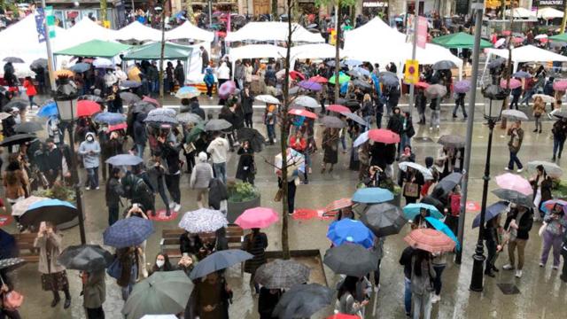 Paraguas en el paseo de Gràcia, delante de la Casa Batlló, por la granizada en Sant Jordi / GERARD MATEO - CG