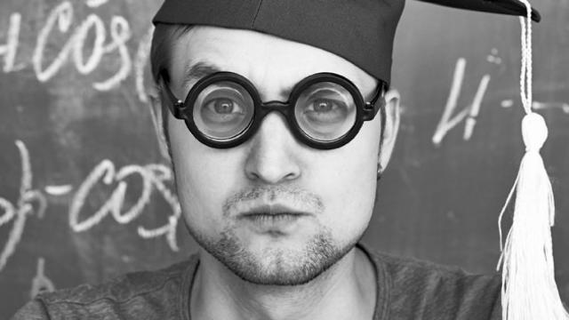 Estudiante con fórmulas matemáticas en una pizarra / CG