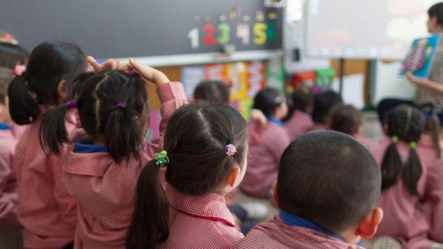 Alumnos de educación infantil, a cuyos profesores obliga el Govern a comprometerse por escrito de que enseñarán en catalán / EP