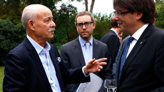 El expresidente catalán Carles Puigdemont (d); Albert Royo (c) y un representante de la ONU, en un acto protocolario / CG
