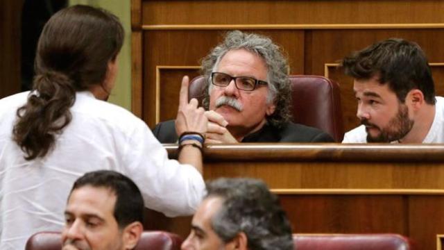 El líder de Podemos, Pablo Iglesias entabla conversación con los diputados de ERC en el Congreso Joan Tardà y Gabriel Rufián / EFE