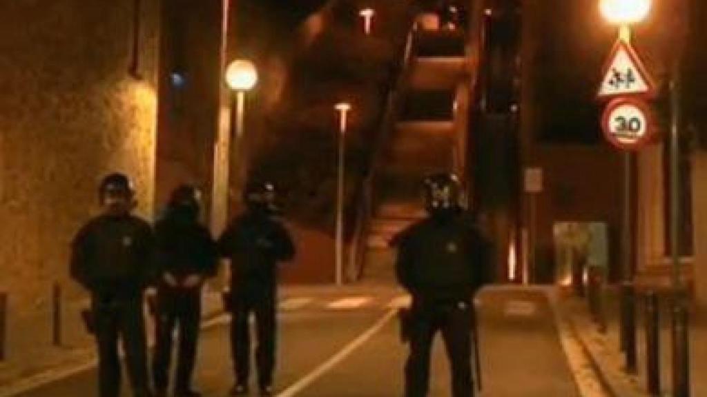 Mossos d'Esquadra, durante la intervención policial en 'La kasa de la muntanya' en Barcelona