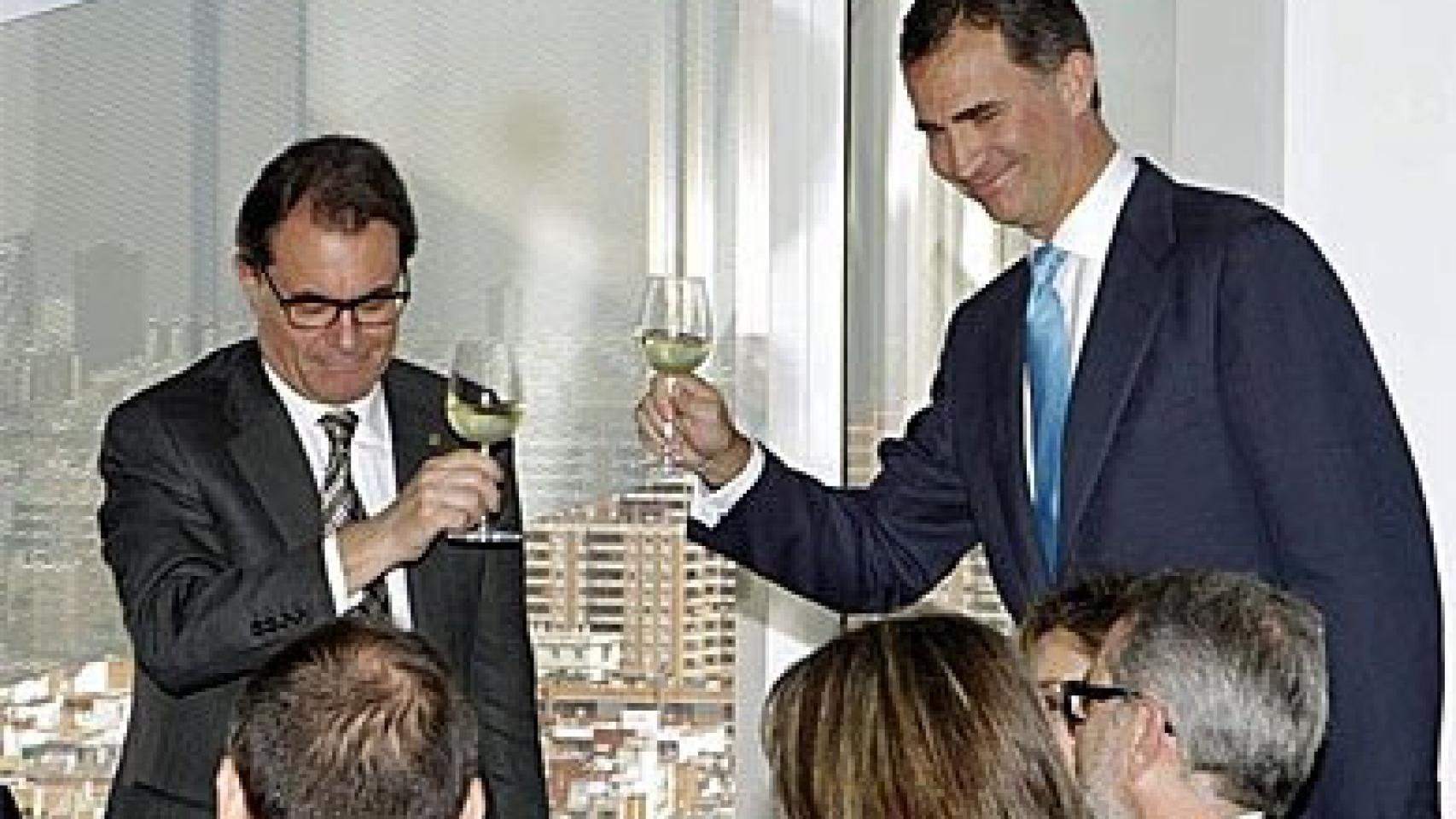 El Príncipe Felipe brinda con el presidente de la Generalidad, Artur Mas