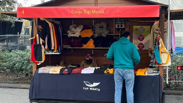 Caseta de la cooperativa del 'top manta' en la Feria de Navidad de Plaza Cataluña / VALENTS
