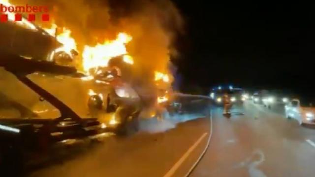Incendio de un camión cargado de coches en la AP-7 / BOMBERS