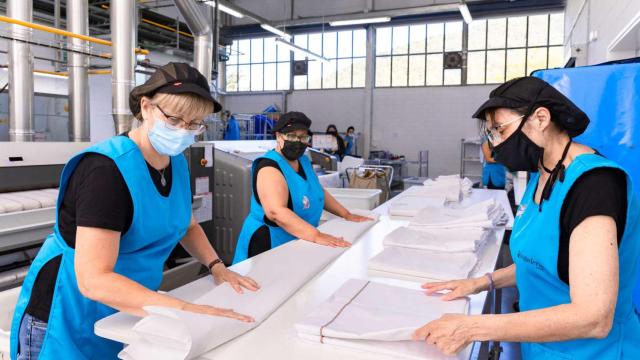 Mujeres con discapacidad intelectual trabajando en una lavandería, colectivo que pide igualdad de acceso al mercado laboral / DINCAT