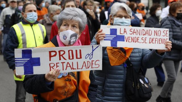 Manifestación convocada por la Marea Blanca, con el apoyo de sindicatos y asociaciones de usuarios, en defensa de una mejora de la sanidad pública / TONI ALBIR - EFE