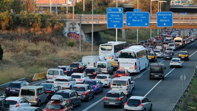 Una foto de archivo del tráfico en una carretera de acceso a Barcelona / Las carreteras, bloqueadas a causa de las manifestaciones