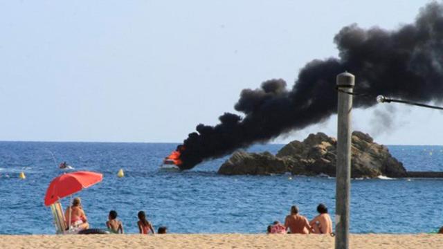 El yate incendiado de Blanes que al final acabo hundiéndose / CG