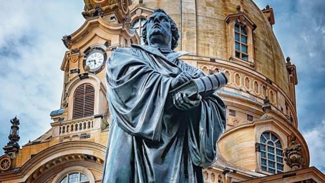 Martín Lutero ante la iglesia Frauenkirche de Dresde, Alemania