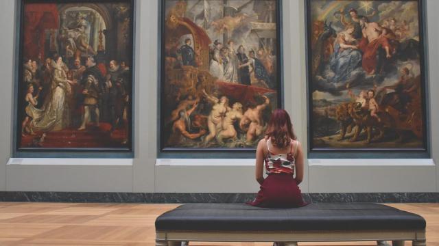 Una foto de ilustrativa de una mujer en el museo de Elne / CREATIVE COMMONS