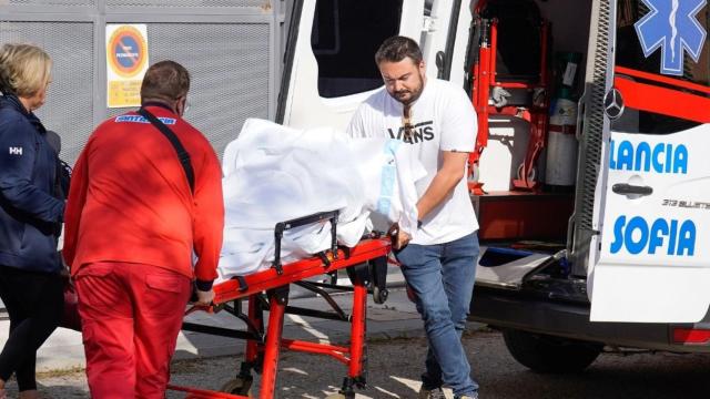 Belén Esteban, oculta bajo una manta, ingresa en el hospital acompañada de su marido Miguel Marcos / EP