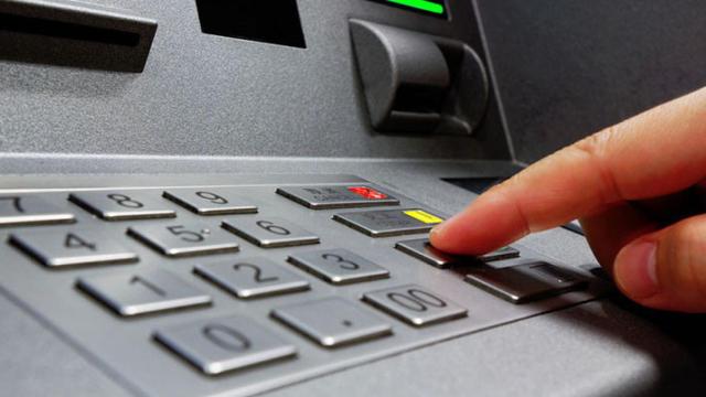 Una foto de archivo de un cajero automático para sacar dinero