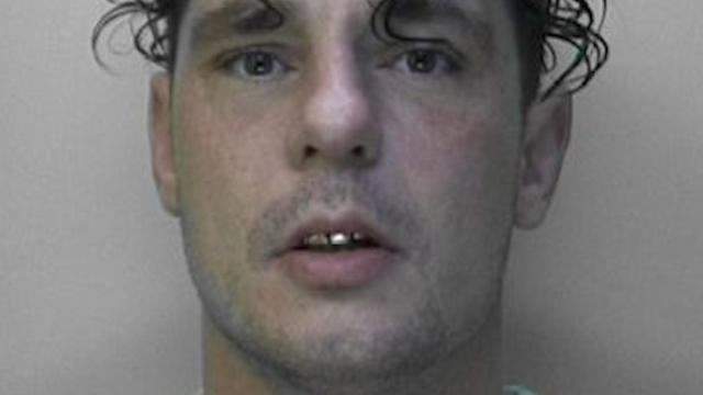 Una foto de archivo del delincuente en búsqueda y captura