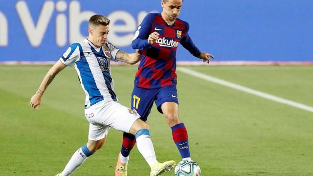 Griezmann con Pol Lozano, en un partido que acabó con fuegos artificiales / EFE