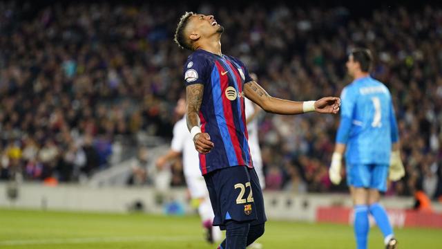 Raphinha se lamenta de ocasión desperdiciada, antes de ser sustituido por Xavi en el clásico de Copa / EFE