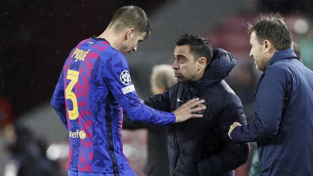 Xavi dando indicaciones a Gerard Piqué en el partido contra Benfica / EFE