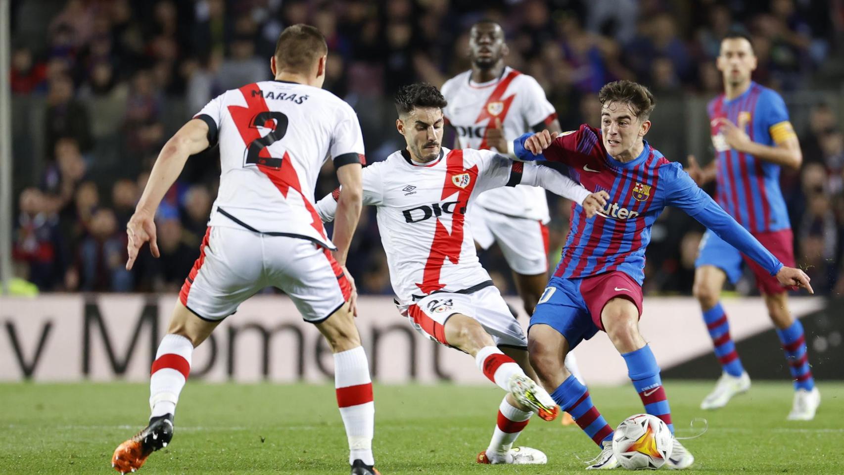 Gavi, rodeado de futbolistas del Rayo en el Camp Nou / EFE