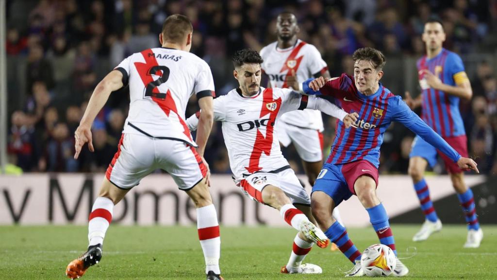 Gavi, rodeado de futbolistas del Rayo en el Camp Nou / EFE