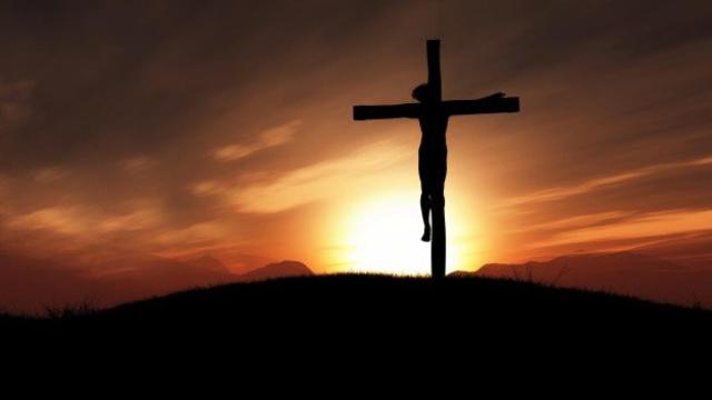 Imagen que simula a Jesús colgado en la cruz / CG