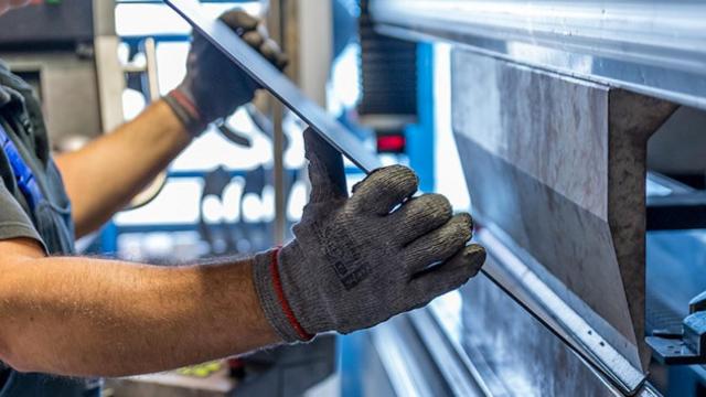 Una foto de archivo de un operario trabajando en una empresa metalúrgica Reino Unido subcontratación feria
