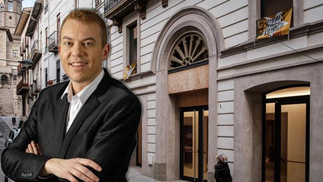 Àlex Garrido, alcalde de Manlleu, frente a la fachada del teatro municipal del mismo municipio / CG