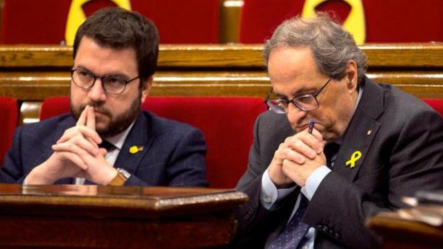 El presidente catalán Quim Torra (d) y el vicepresidente del Govern, Pere Aragonès, en el Parlamento de Cataluña / EFE
