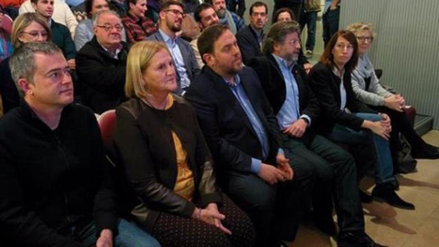 Oriol Junqueras (ERC), entre Antoni Castellà y Núria de Gispert, dirigentes de Demòcrates de Catalunya, en un acto al que no asistió PDECat / EUROPA PRESS