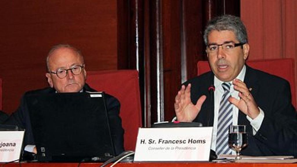 Francesc Homs, portavoz y consejero de la Presidencia de la Generalidad, junto a Jordi Vilajoana, secretario general autonómico de la Presidencia, durante su comparecencia en la comisión parlamentaria