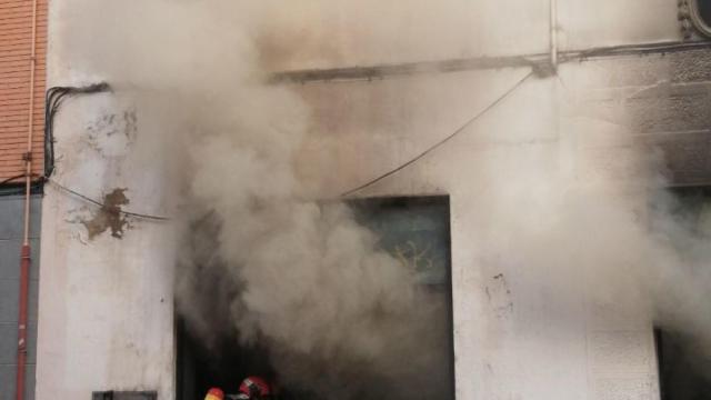 Los bomberos trabajan en un incendio de un local en L'Hospitalet / BOMBERS