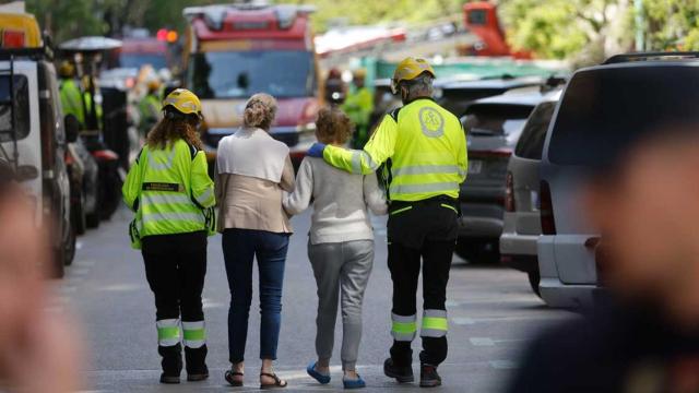 Los servicios de emergencia atienden a los vecinos del edificio de Madrid en el que se registró la explosión / EFE