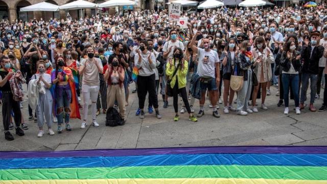 Manifestación en Ourense para condenar la brutal agresión homófoba que acabó con la vida de Samuel Luiz / EFE - Brais Lorenzo