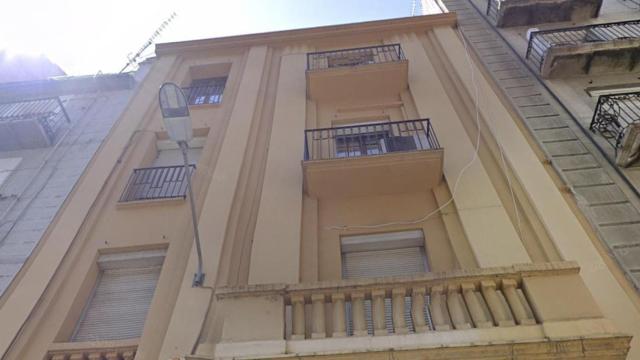 El edificio de Lleida en el que se ha derrumbado el tercer piso / MAPS