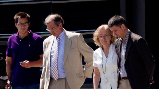 El juez Joaquín Aguirre (2i), el día que entró a la sede de los Mossos en Sabadell a buscar unas grabaciones / EFE